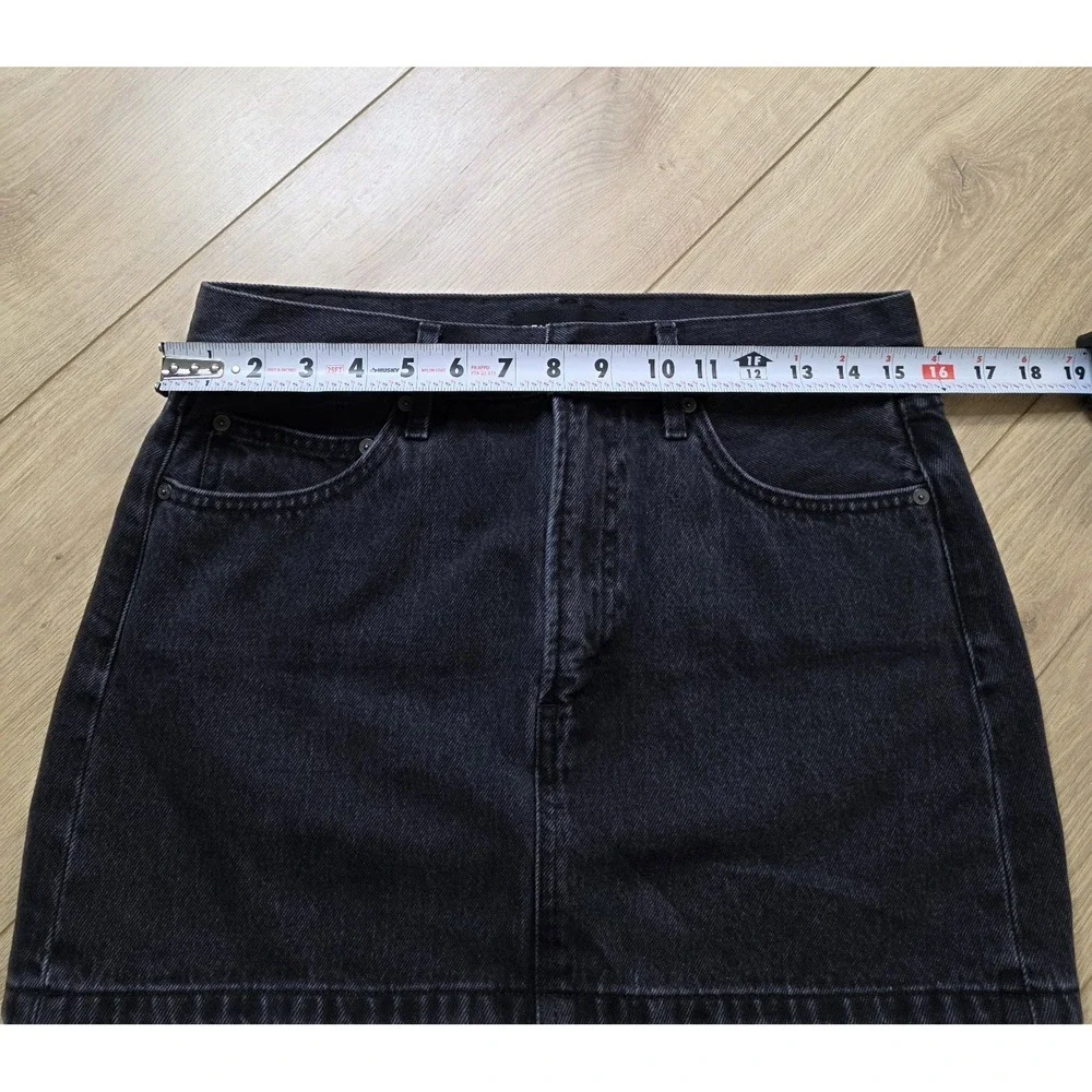 Aritzia Denim Forum Mini Skirt The 90's Ricci Skirt Women's Size 27 Black